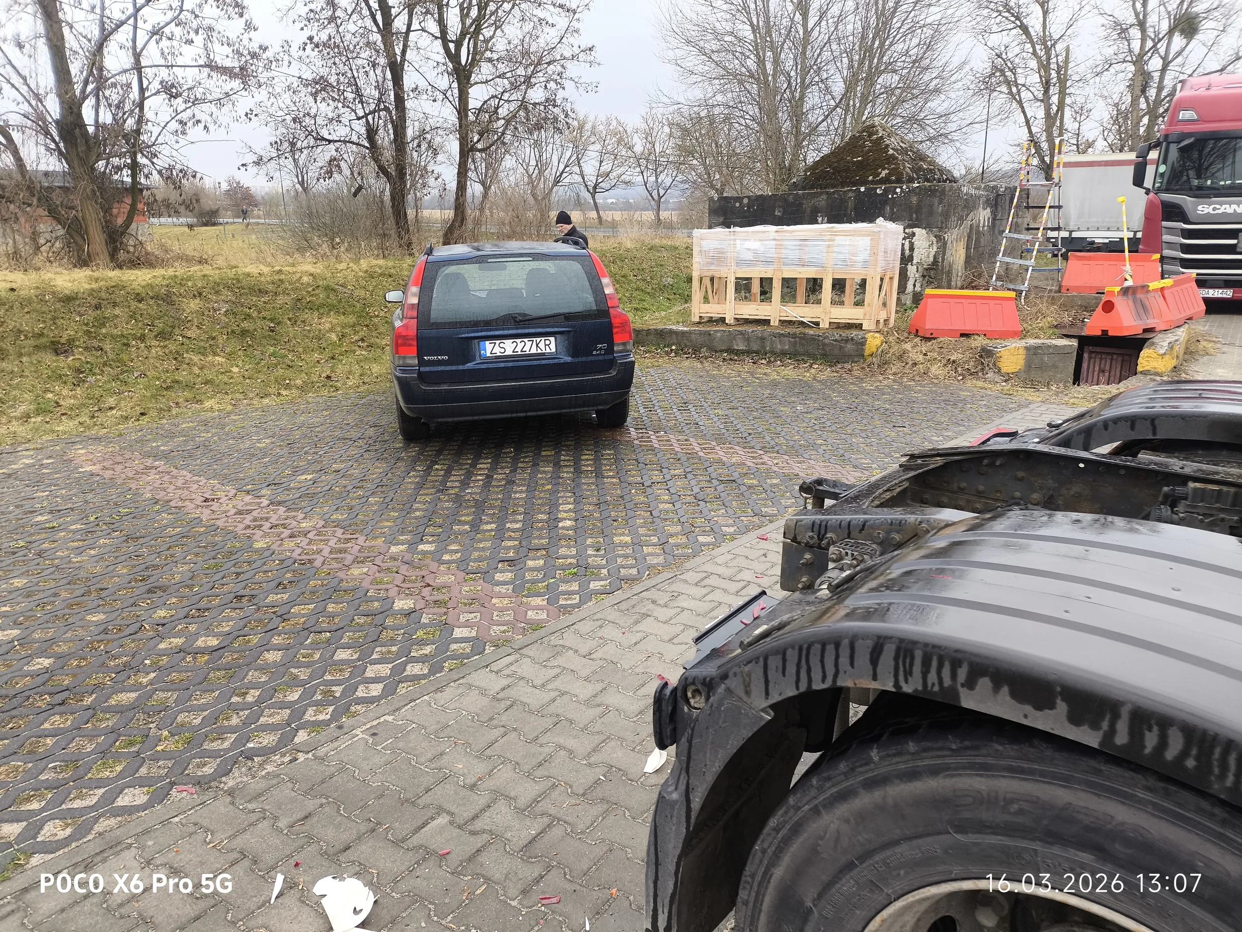 Wyłudzacz odszkodowania. Auto malowane sprejem bez progu. Wjechał pod koła cofającej ciężarówki, mimo, że chłopak specjalnie wyszedł na droge żeby wstrzymać ruch