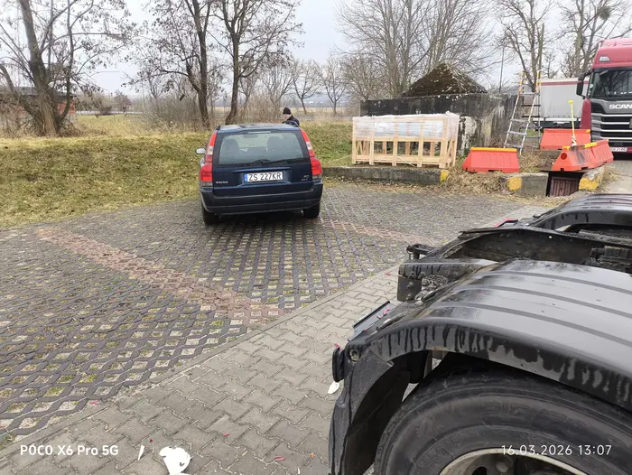 Wyłudzacz odszkodowania. Auto malowane sprejem bez progu. Wjechał pod koła cofającej ciężarówki, mimo, że chłopak specjalnie wyszedł na droge żeby wstrzymać ruch