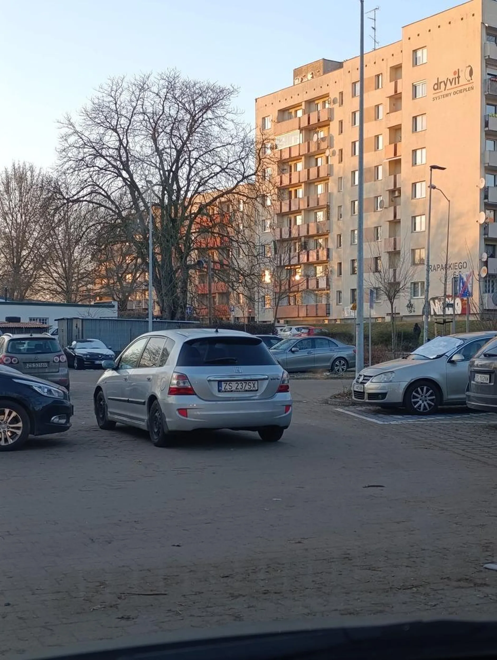 Kretyn blokuje wyjazd z parkingu.