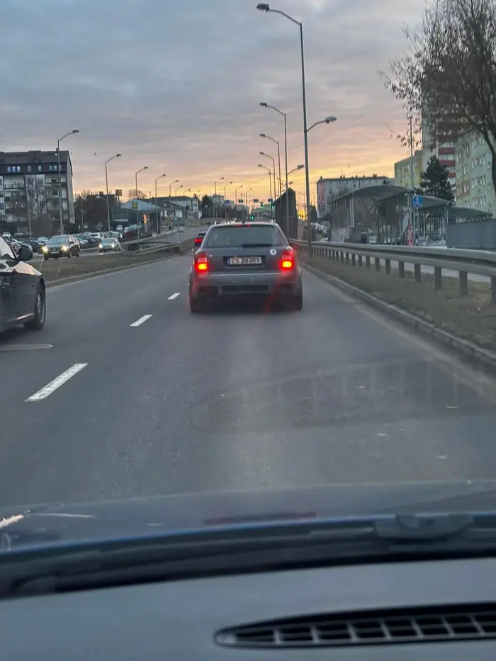 Uważajcie na Audi ZS 263RV GOŚCIU GRUBY NIE DOJEDZONY !!! Trzymaj się swojego pasa a nie straszysz ! Posiadam nagranie z twojego popisu na drodze Karma do ciebie wróci