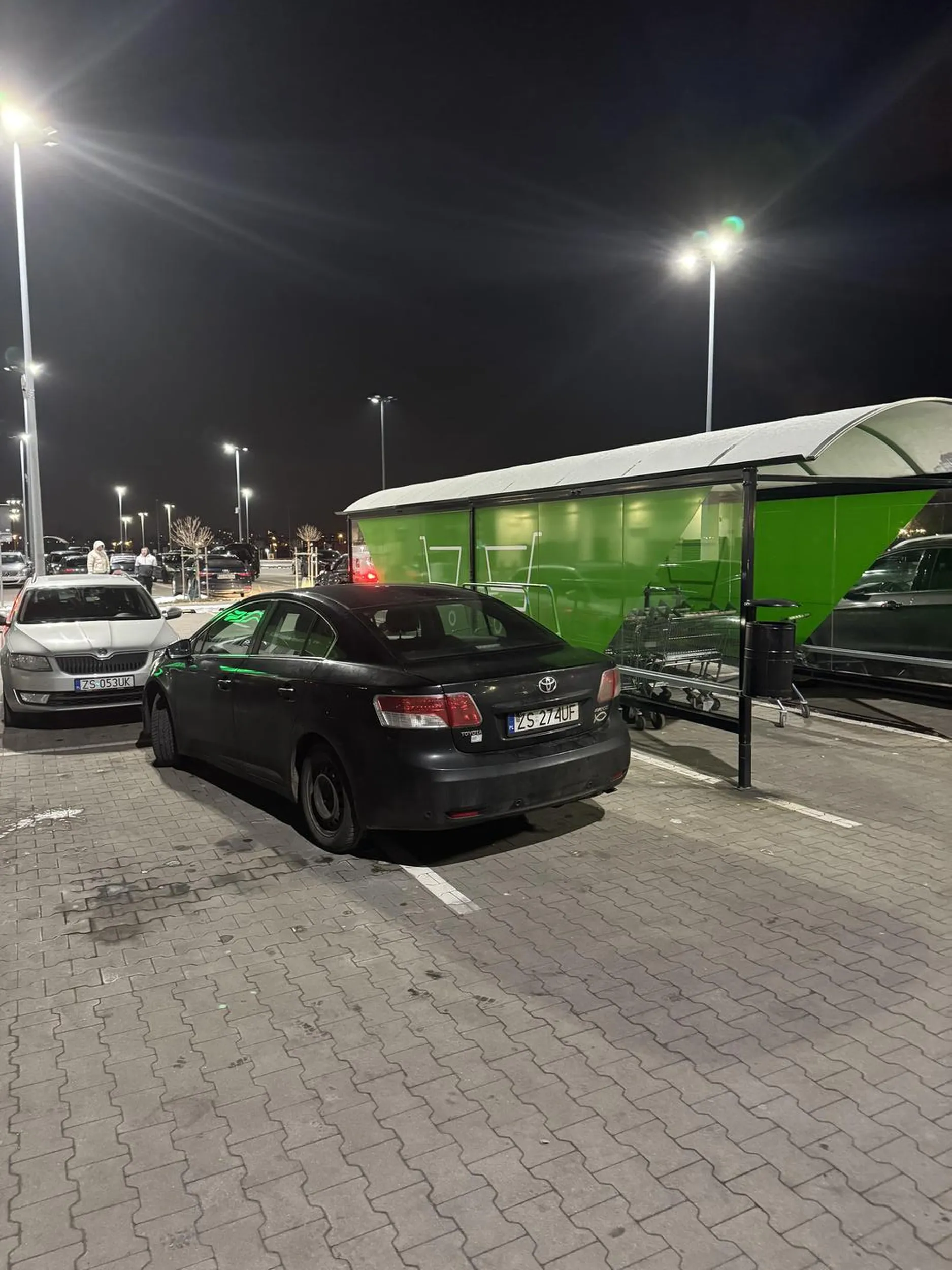 Zajmuje 3 miejsca parkingowe