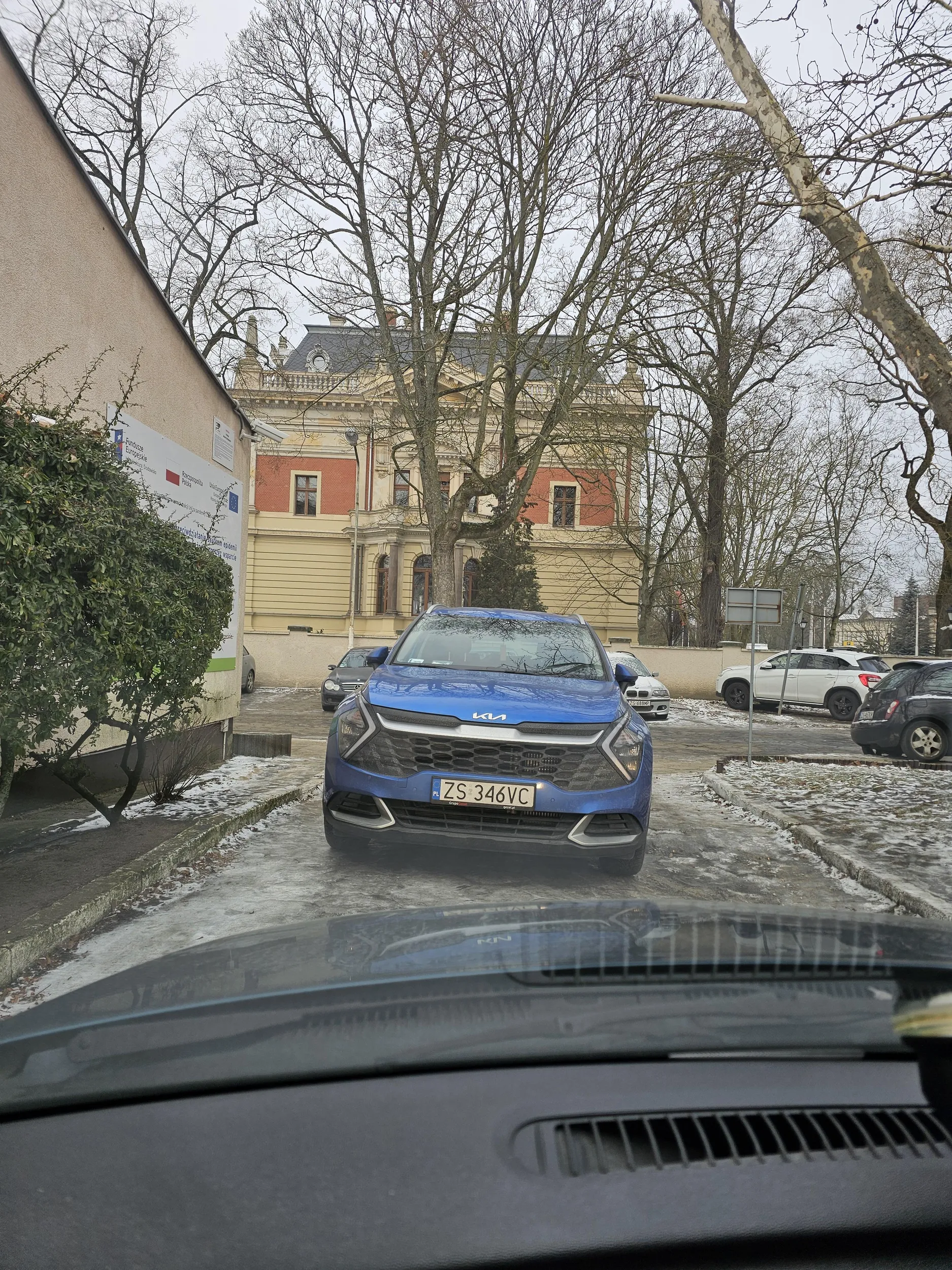 Ksieciu lub księżniczka. Zaparkowane auto na środku wąskiej uliczki i nie ma przejazdu. Nie pozdrawiam.