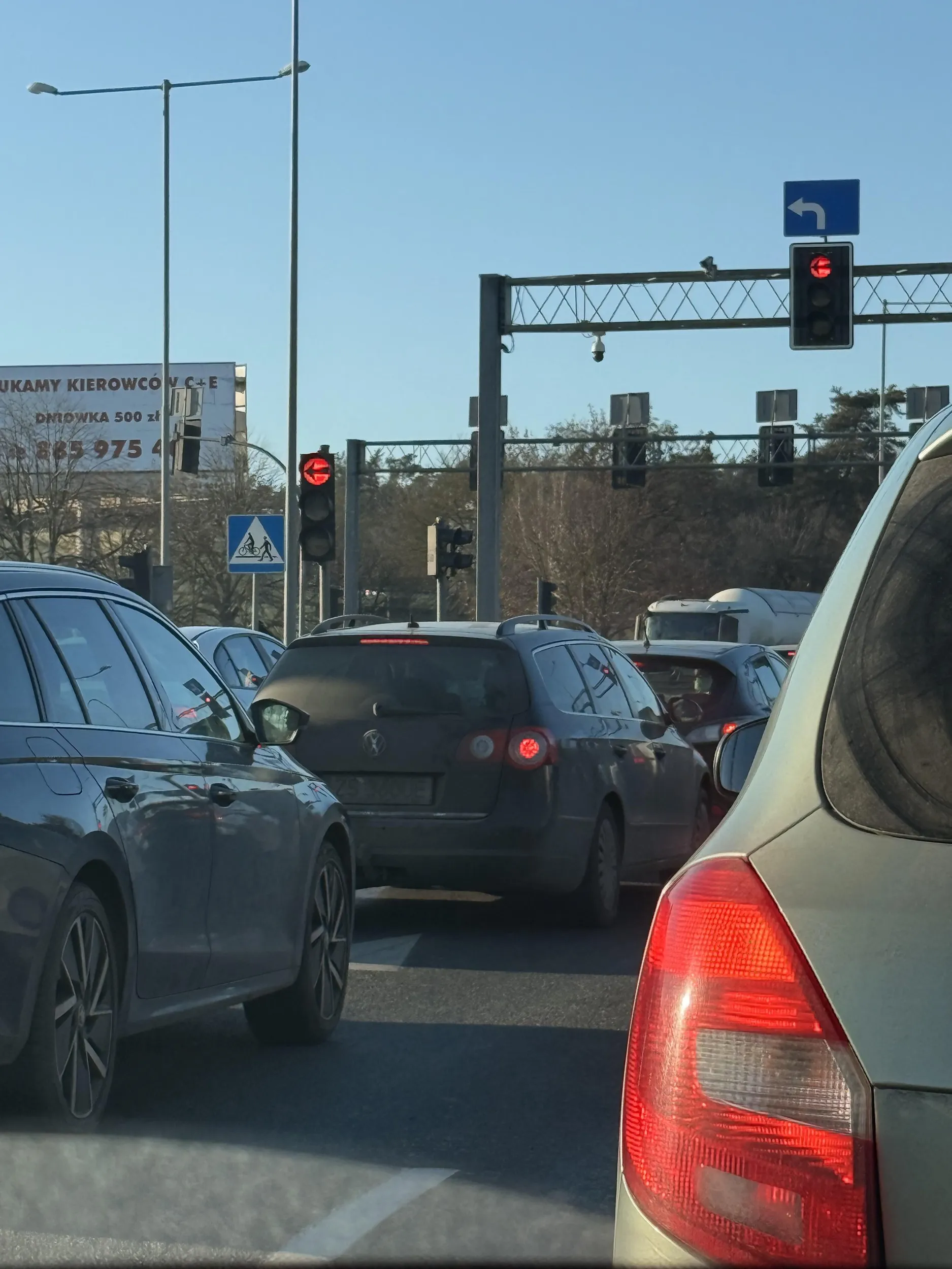 Pani tak się spieszyła, że mnie mało nie skasowała podczas wyprzedzania. Koniec końców tak czy siak staliśmy na jednych światłach.