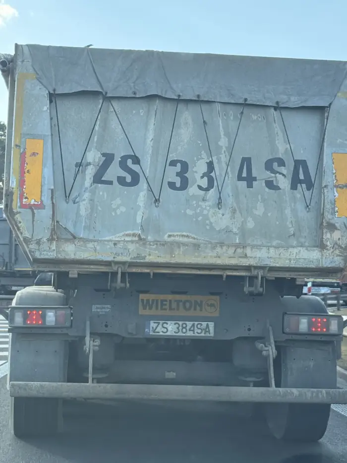 Gorące pozdrowienia środkowym palcem. Jeżeli nie wiesz jak działa jazda “na suwak” to powinieneś oddać prawko.