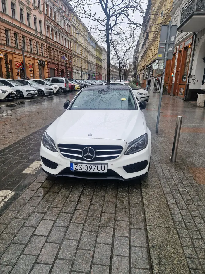 Parkuje na miejscu dla dostawców przez cały dzień
