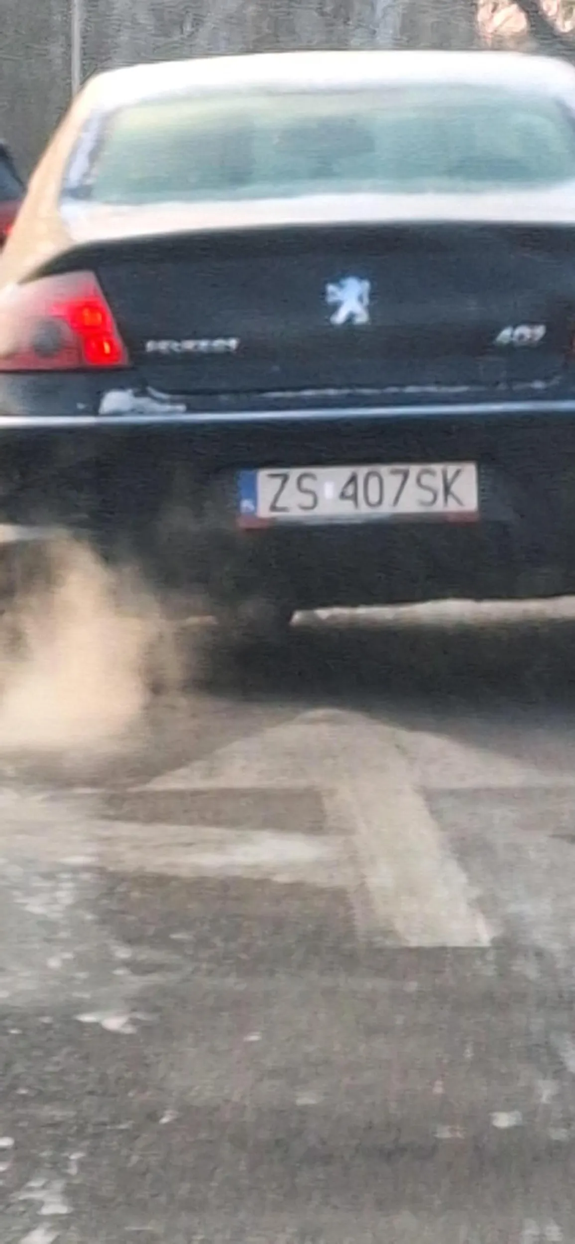 Starszy facet nie widzi znaków poziomych, a po zwróceniu uwagi klaksonem aby nie doszło do kolizji facet zaczyna pokazywać środkowy palec i krzyczeć łaciną. Po czym wykonuje agresywny ruch podczas jazdy pokazujący chęć celowego uderzenia w bok pojazdu ostro skręcając na mój pas. Furiat taki chętny do rozmowy przez zamkniętą szybę ale nie chciał otworzyć aby porozmawiać. Życzę szerokości na drodze.