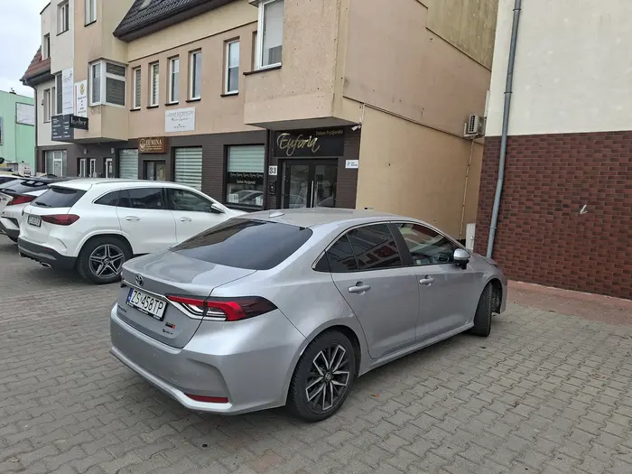 Baran, stanął na zakazie i zablokowal jedyny wyjazd z parkingu.