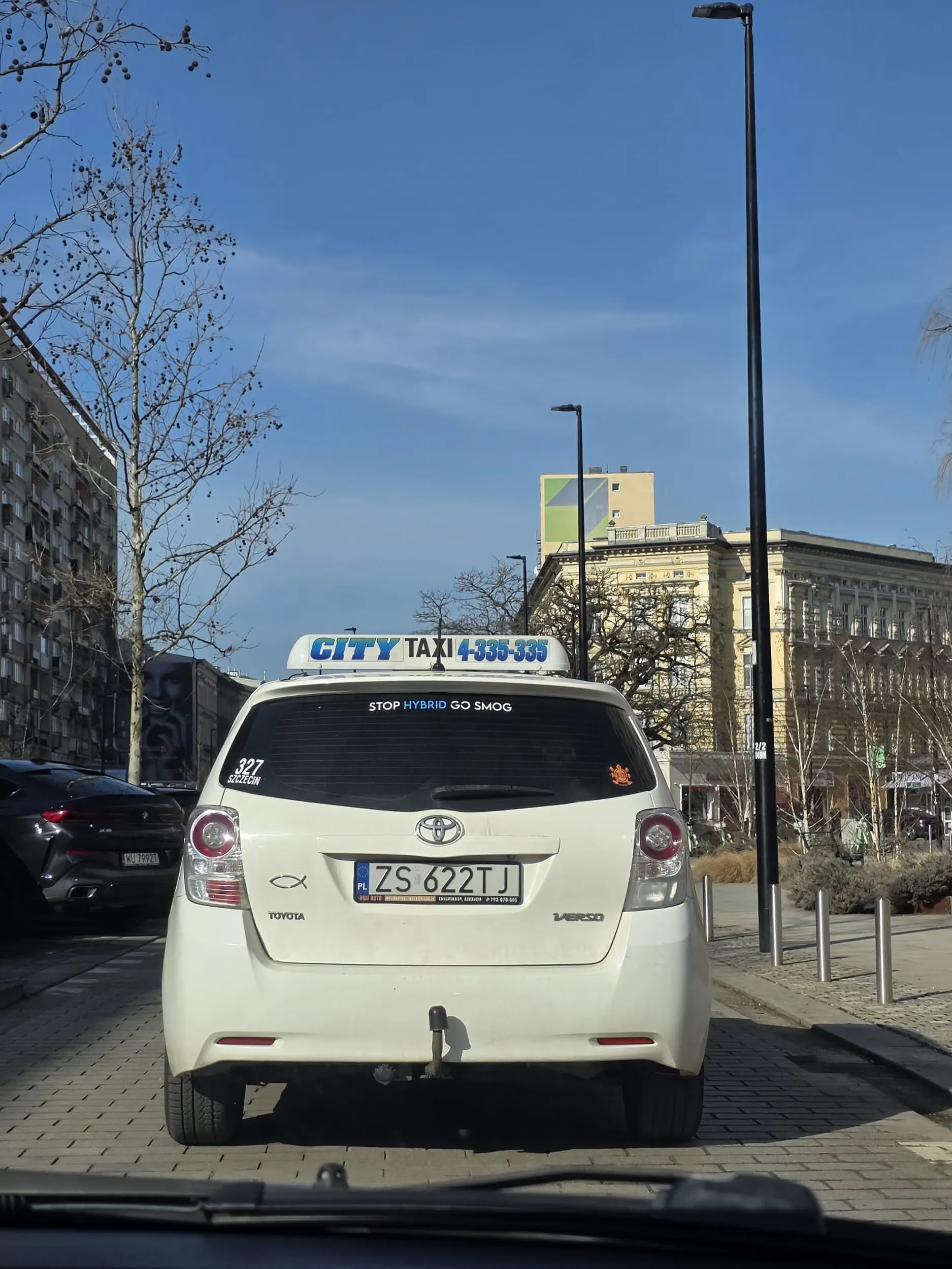 Złotówa wysadza pasażerów na środku drogi wstrzymując płynny ruch. Przy próbie ominięcia w tym momencie wrzuca kierunkowskaz i wyjeżdża przed maskę. Po użyciu klaksonu święty kierowca (sądząc po rybce naklejonej na klapie bagażnika) używa wielokrotnie wulgaryzmów i wyzwisk. Uważać na dziadziusia bo on przecież jeździ po drogach od 50 lat i wie lepiej. Widocznie ma coś nie tak pod kopułką :)