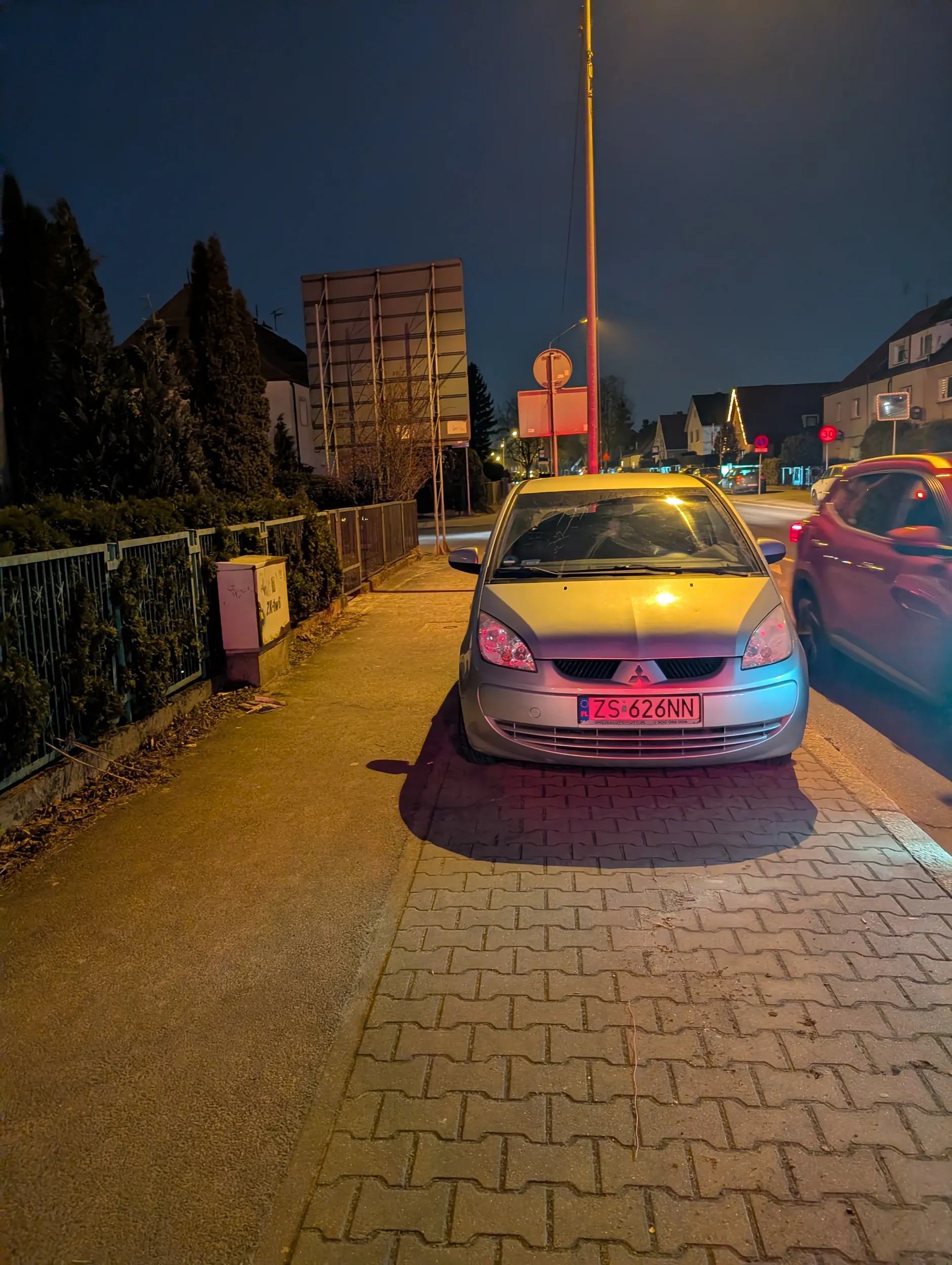 Zastawia regularnie chodnik.:)