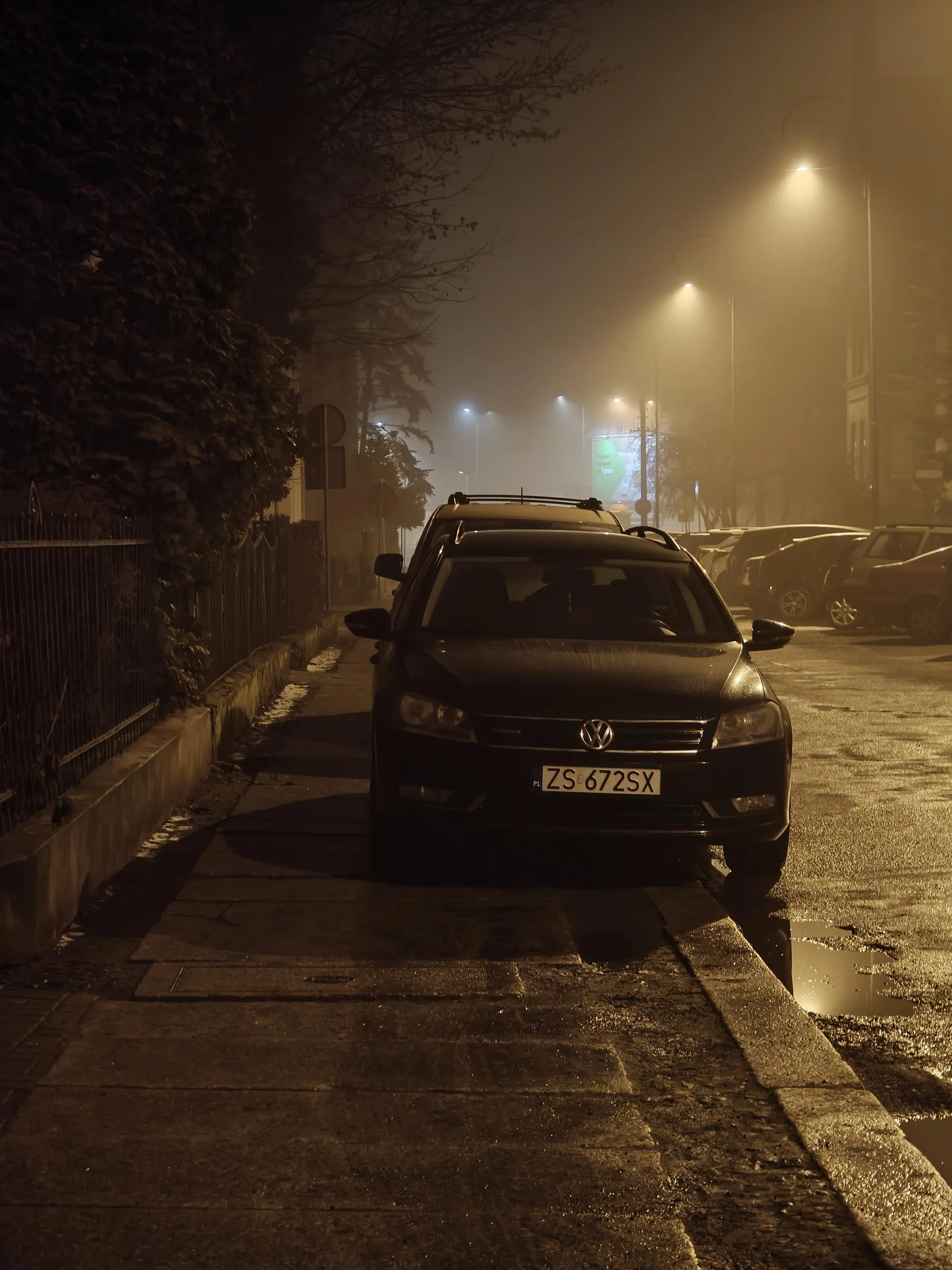 Pewnie ciężko schorowany człowiek parkuje na chodniku pod samą klatką.