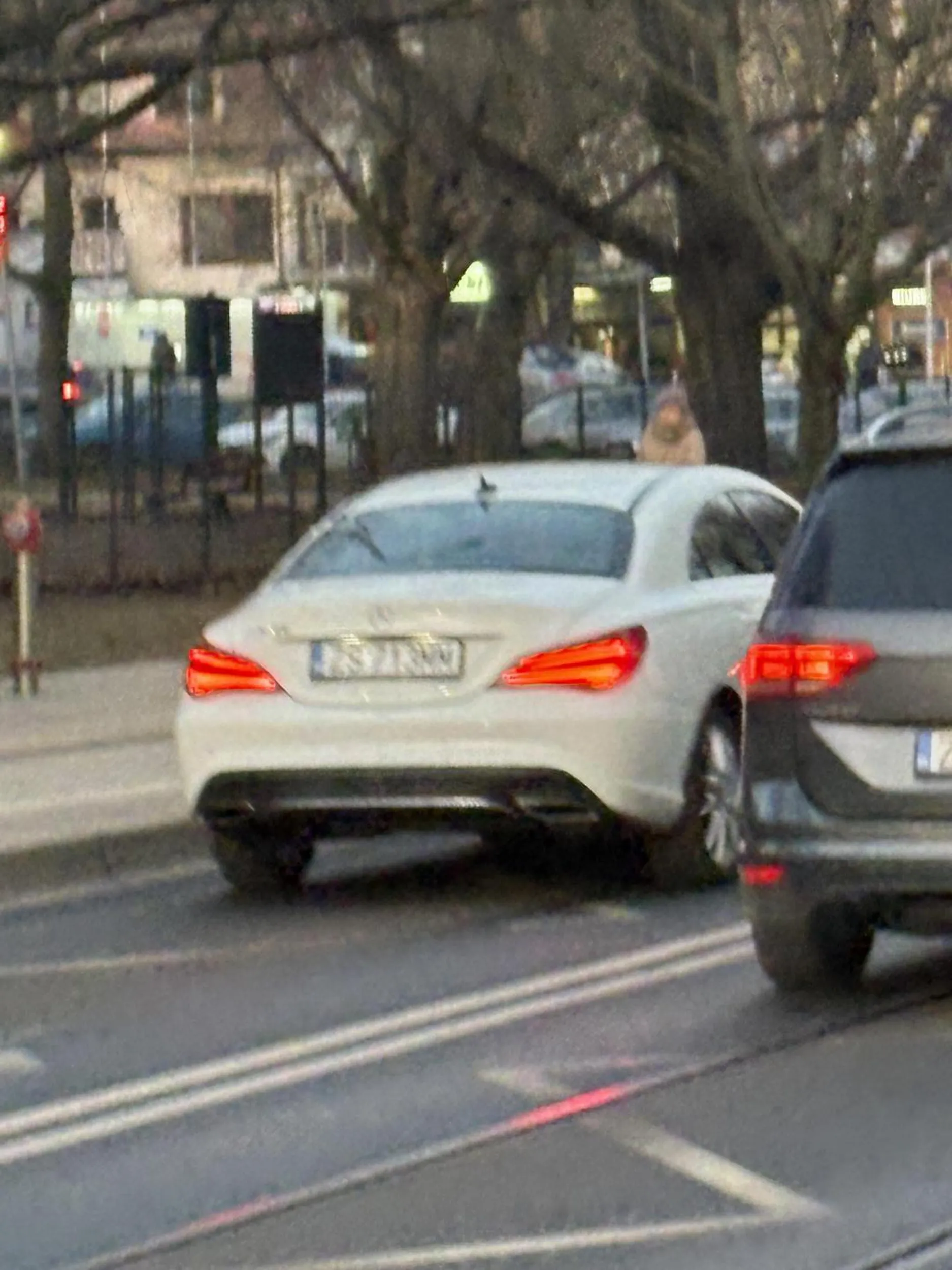 Kierowca wyprzedający na podwójnej ciągłej przed pasami. Bo po co poczekać minutę :)