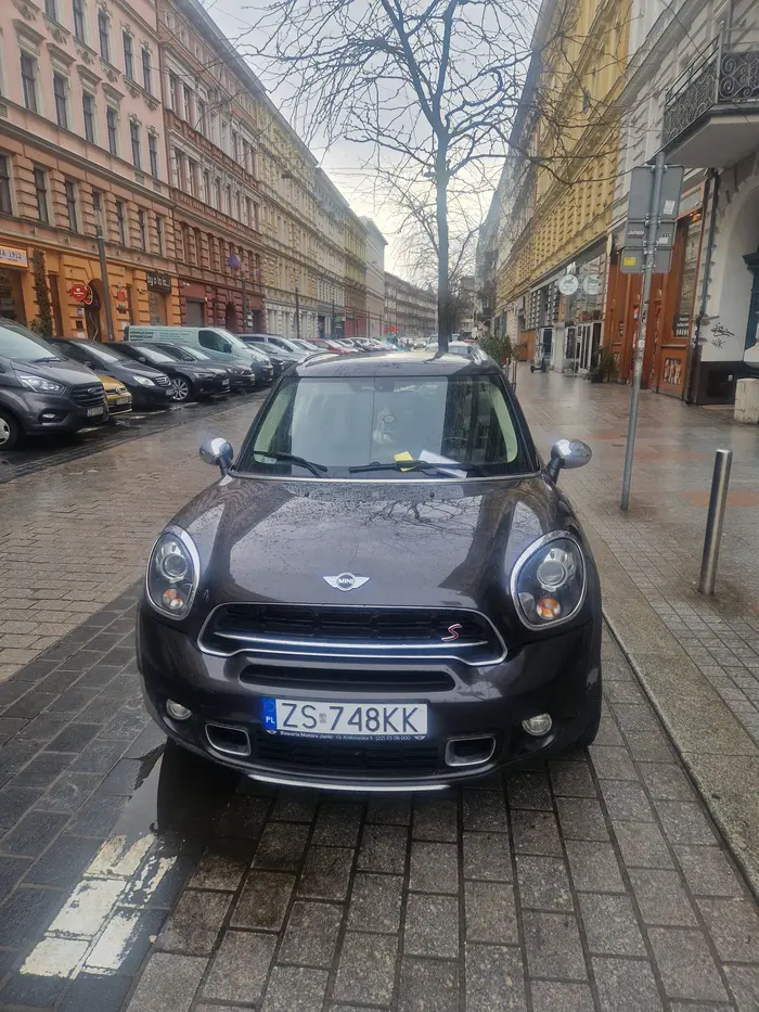 Parkuje na miejscu dla dostawców (Na szczęście już dostał mandat ?)