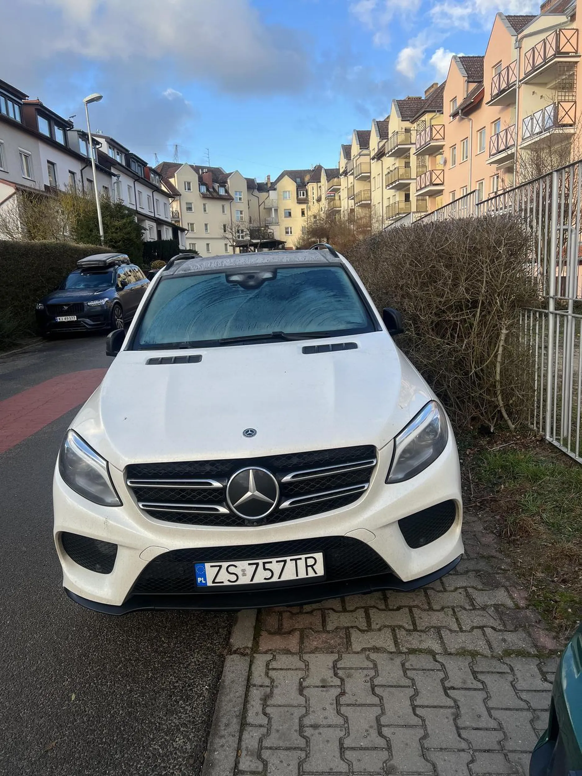 Parkuje na chodniku brak przejścia