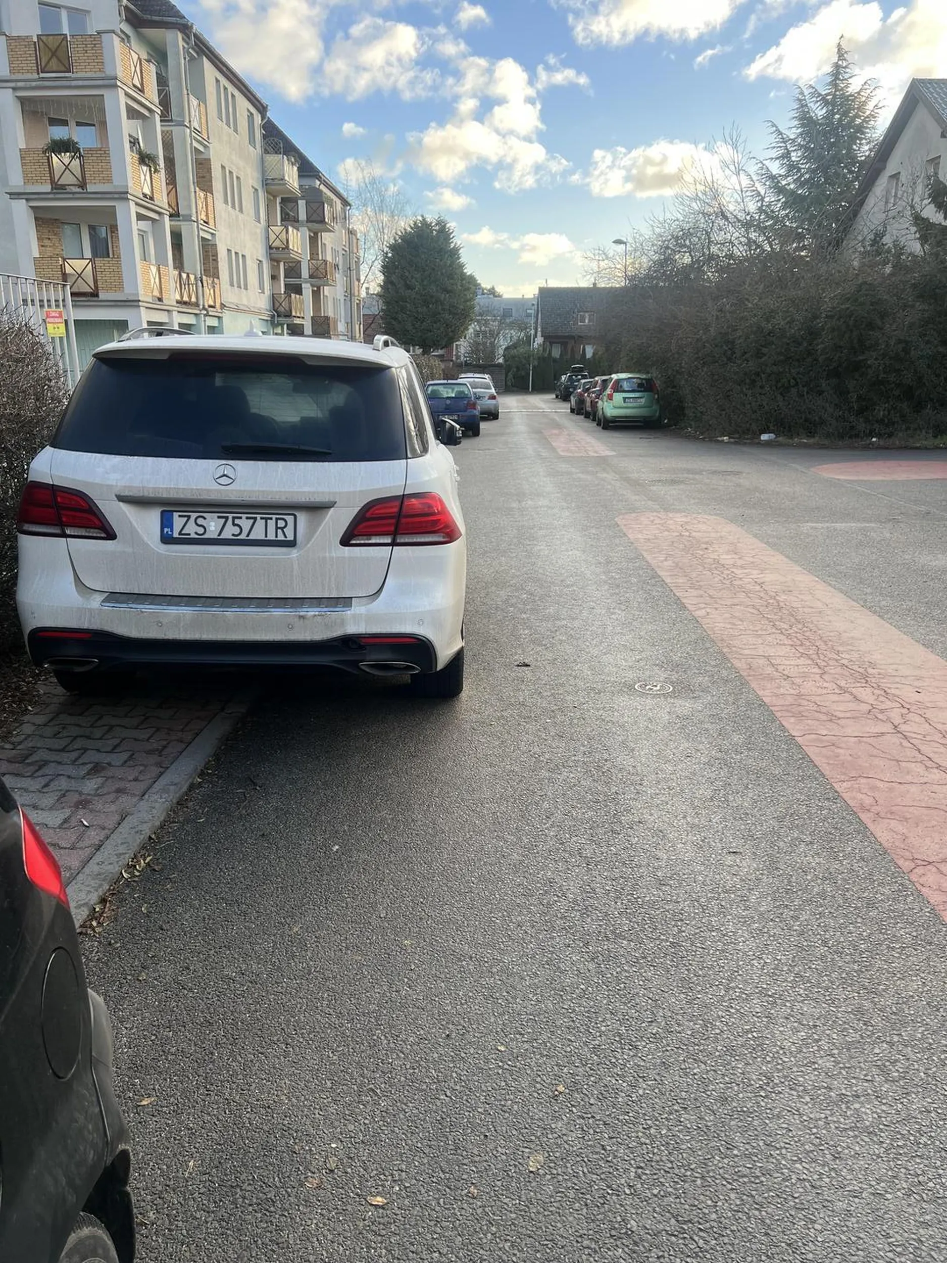 Parkuje na chodniku brak przejścia