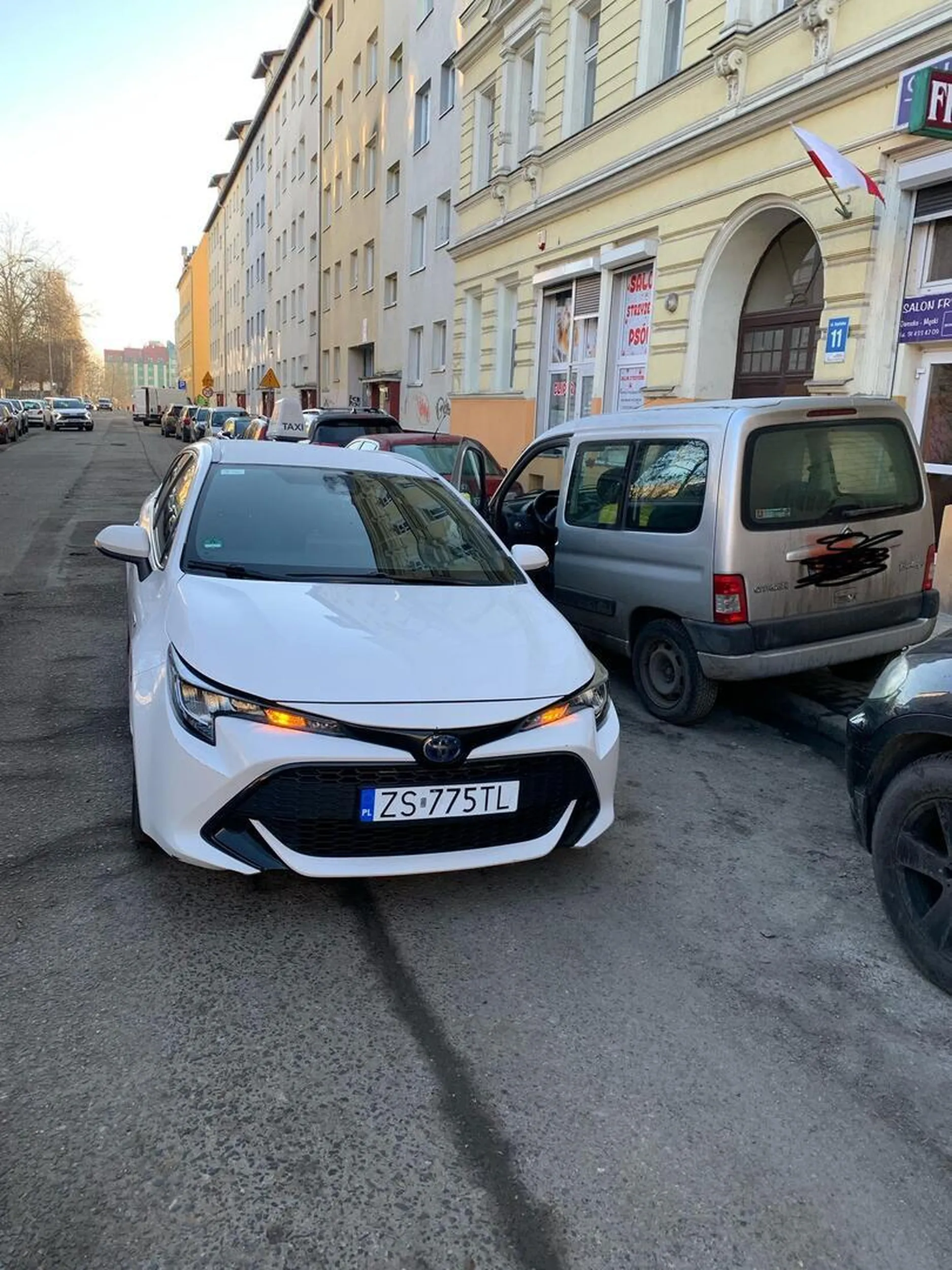 Pan taksówkarz zastawił samochód żeby zjeść kebaba. Jak się łaskawie zjawił po 20 minutach czekania to krzyczał, walił mi w szybę i kładł się na maskę żebym nie mógł odjechać. Nie pozdrawiam
