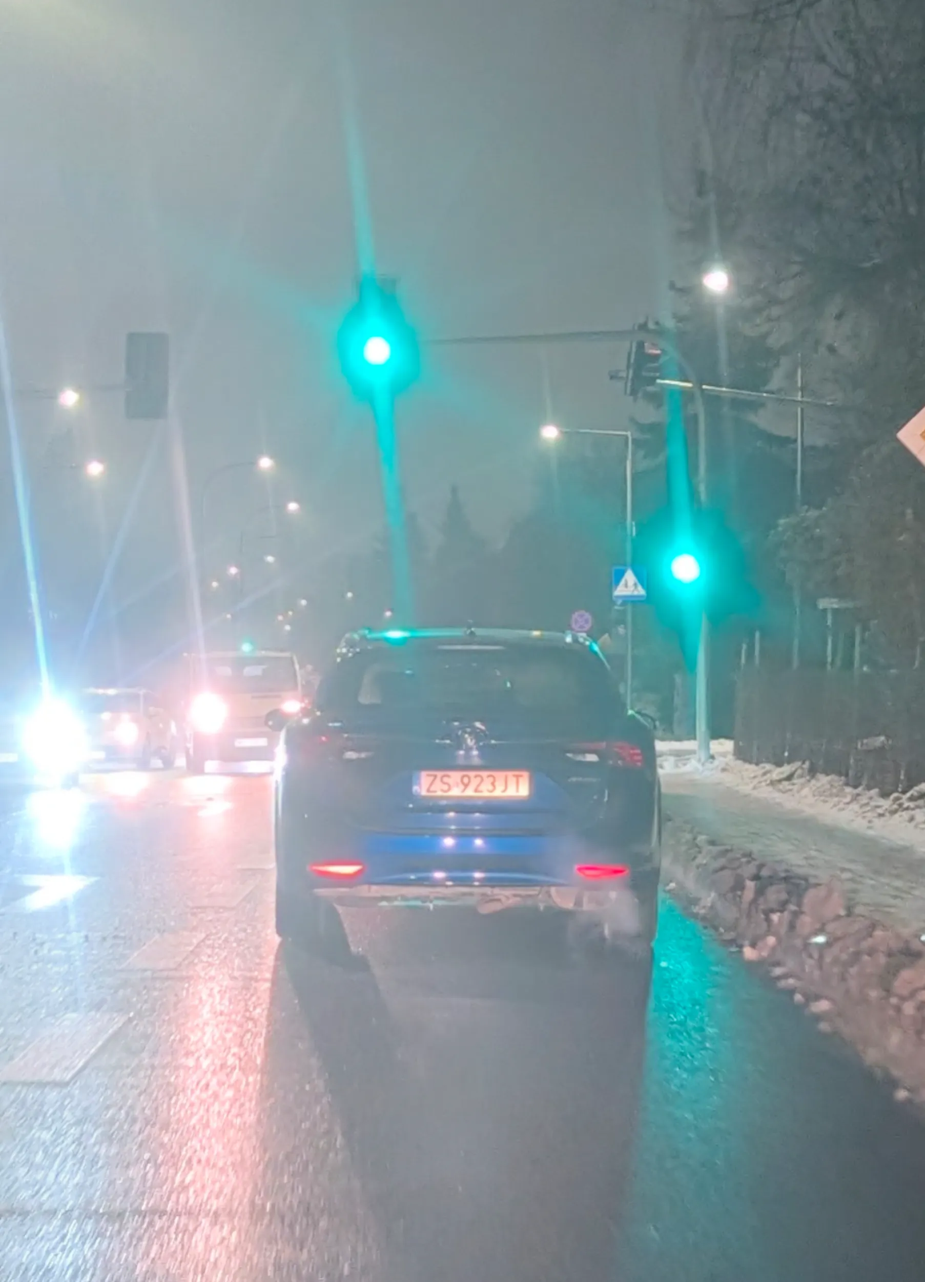 Kolejny który zamiast mózgu ma automatyczne światła ? Miganie długimi i inne próby zwrócenia uwagi, nie pomogły zrozumieć kierowcy o co mogło chodzić ??‍♂️