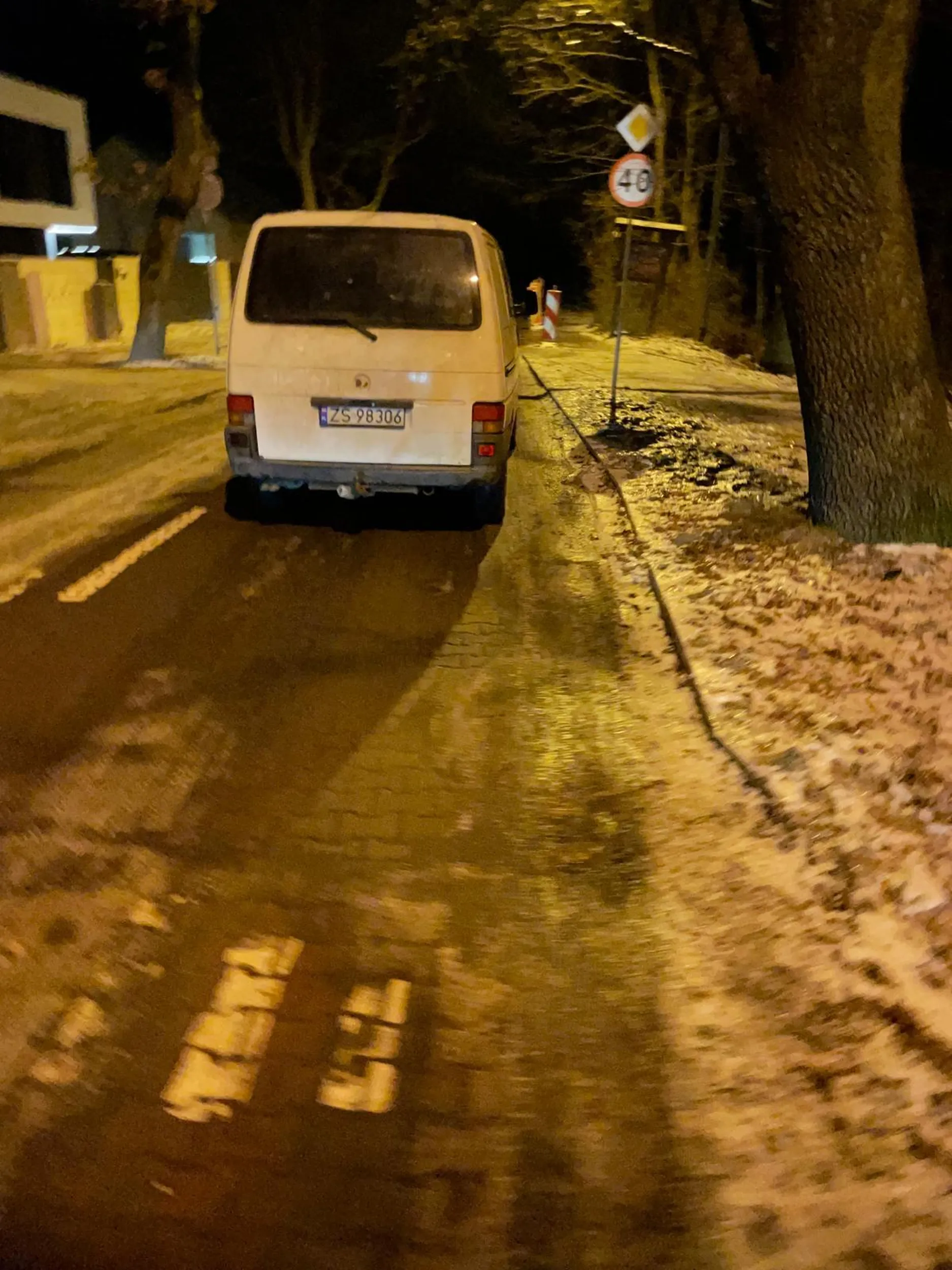 Podejrzany niezidentyfikowany pojazd 4-kołowy stoi na środku dróżki leśnej i czai się na dzieci w kamizelce kuloodpornej i mieczem rycerskim